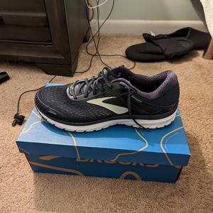 Men's running shoes, new in box, brooks adrenaline